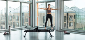Una persona impegnata in una lezione di Pilates, simbolo di un’attività fisica orientata al benessere e alla qualità del movimento.