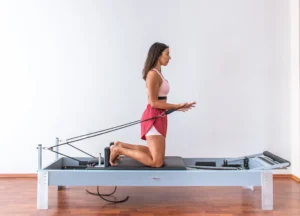 Un esercizio su Reformer che coinvolge anche e core, evidenziando il lavoro globale del corpo e non solo sulla zona lombare.