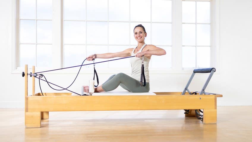 esercizio di twist al Reformer per migliorare la mobilità della colonna e potenziare gli obliqui dell'addome