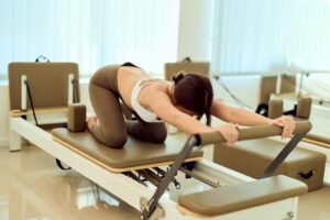 Una persona che esegue un esercizio di mobilità e decompressione lombare su Reformer