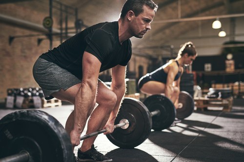 Allenamento con i pesi in palestra